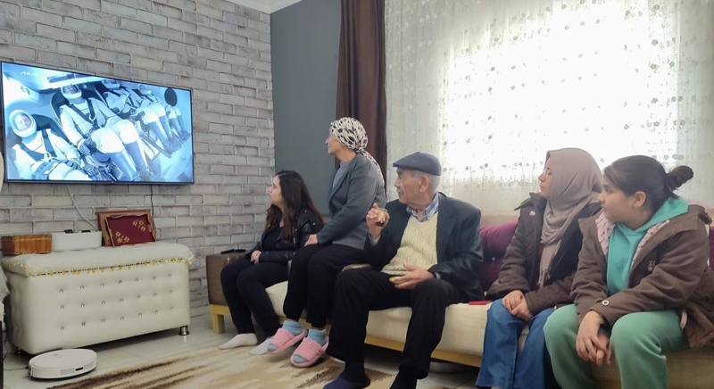 <p>Gezeravc�, alk��larla ini� yapt�. �ni� s�ras�nda Gezeravc�'n�n yak�nlar� duygulu anlar ya�ad�.<br></p>