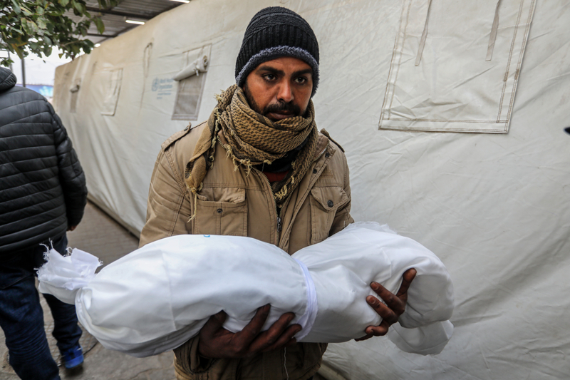 <p>�srail sava� u�aklar�, bu sabah Han Yunus'un g�neyindeki b�lgeler ile orta kesimlerindeki Deyr el-Belah kentine de �iddetli sald�r�lar d�zenlerken, Gazze �eridi'nin merkezindeki b�lgelerin top�u ate�iyle bombalanmas� sonucu da �len ve yaralananlar oldu.</p>