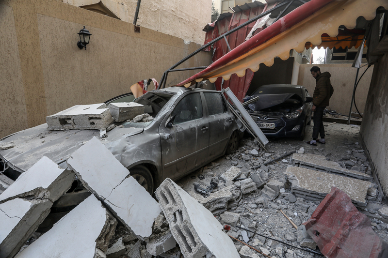 <p>Yerel kaynaklar, Refah'�n do�usunda yerinden edilenlerin ya�ad��� bir evin bombalanmas� sonucu en az 25 ki�inin �ld���n�, onlarca ki�inin de yaraland���n� bildirdi.</p>