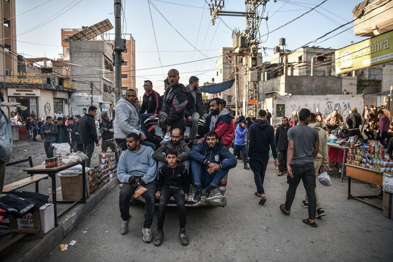 <p>Kaynaklar ayr�ca �srail'in d�nden bu yana Refah kentinde ev ve ara�lara d�zenledi�i sald�r�larda yakla��k 42 Filistinlinin �ld�r�ld���n� belirtti.</p>