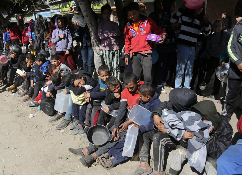 <p>Filistin resmi ajans� WAFA'n�n haberine g�re, �srail g��leri gece boyu hava ve karadan ba�ta Gazze'nin orta kesimlerindeki Deyr el-Belah ve g�neydeki Refah kenti olmak �zere �e�itli noktalara yo�un sald�r�lar d�zenledi.</p>