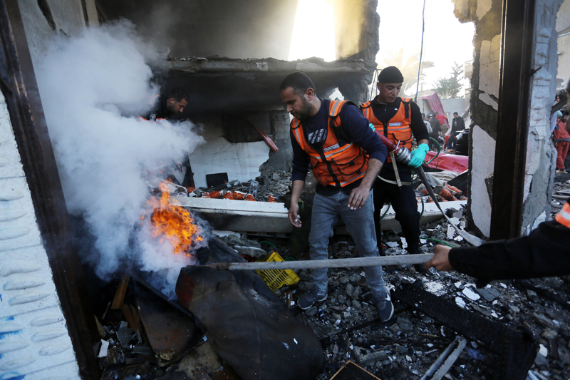 <p>Enkaz alt�nda hala binlerce �l� oldu�u bildirilirken, halk�n s���nd��� hastane ve e�itim kurumlar� hedef al�narak sivil altyap� da tahrip ediliyor.</p>