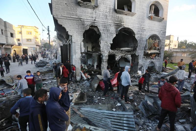 <p>�srail'in 7 Ekim'den bu yana Gazze �eridi'ne d�zenledi�i sald�r�larda en az 12 bini �ocuk, 8 bin 190'� kad�n olmak �zere 28 bin 64 Filistinli �ld�r�ld�, 67 bin 611 ki�i yaraland�.</p>