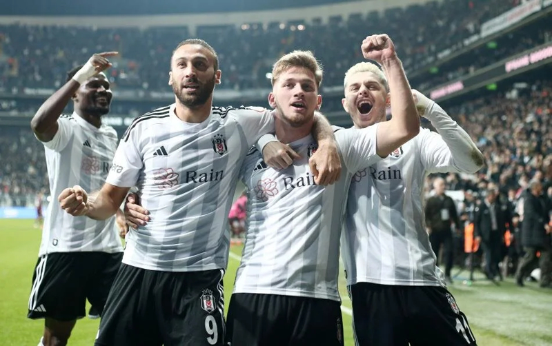 <p><b>EN SON 1996 YILINDA</b></p><p>Deplasmanda oynadığı son iki Süper Lig maçını gol atamadan kaybeden Beşiktaş, bu şekilde üst üste üç yenilgi aldığı son süreci Nisan-Ağustos 1996 arasında yaşadı.</p>