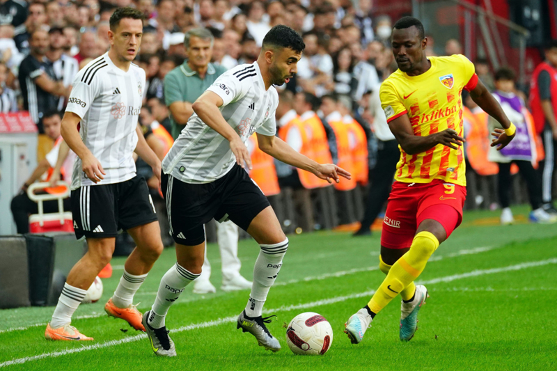 <p><b>LİGDE DEVAM EDEN EN UZUN HASRET</b></p><p>Süper Lig'de dokuz haftadır galibiyet yüzü göremeyen Kayserispor (2B 7M), ligde devam eden en uzun hasretin sahibi. Sarı-kırmızılılar, daha uzun bir seriyi en son Ekim 2020-Ocak 2021 arasındaki 11 karşılaşmalık süreçte yaşadı (Bayram Bektaş & Samet Aybaba).</p>