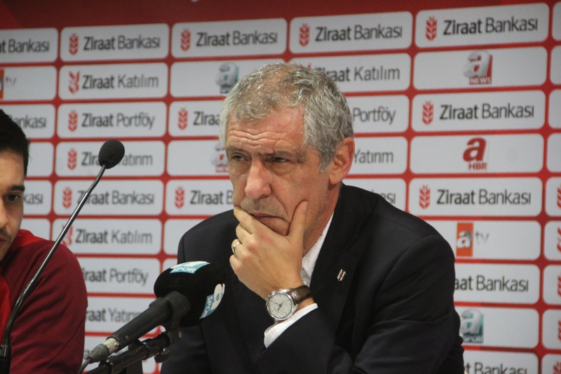 <p><b>SADECE 2 TEKNİK ADAM VAR</b></p><p>Fernando Santos, Süper Lig kariyerinde görev yaptığı ilk iki deplasman maçından puan çıkaramadı. Beşiktaş tarihinde çıktığı ilk üç dış saha karşılaşmasından mağlup ayrılan sadece iki teknik direktör bulunuyor: Abdullah Avcı (2019) ve Milos Milutinovic (1977).</p>