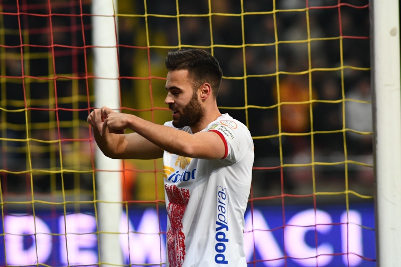 <p><b>EN FAZLA MAĞLUP OLDUĞU TAKIM</b></p><p>Bu sezon Süper Lig'de en fazla asist yapan Kayserispor oyuncusu konumundaki Miguel Cardoso (4), gol pası verdiği dört karşılaşmada da yenilgi almadı (2G 2B). Cardoso'nun Türkiye kariyerinde Fenerbahçe ile birlikte en fazla mağlup olduğu iki takımdan biri Beşiktaş (4).</p>