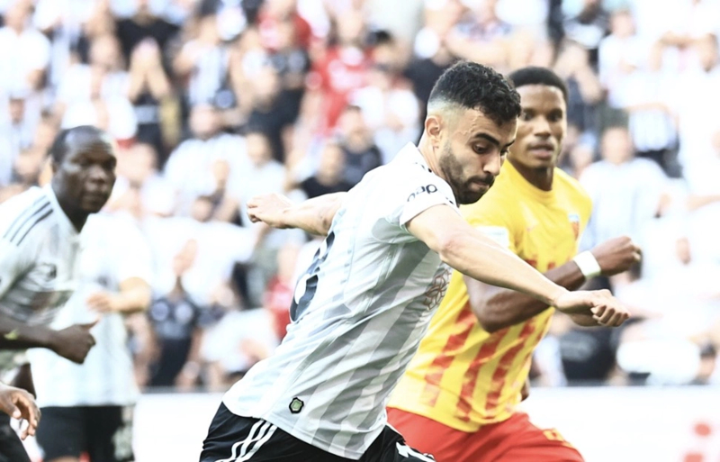 <p><b>EN AZ GOL ATAN VE EN ÇOK İZİN VEREN</b></p><p>Süper Lig'in 2023/24 sezonunda ceza sahası dışından en az gol atan takım Kayserispor (1), bu bölgeden en fazla gole izin veren ekip ise Beşiktaş (12).</p>