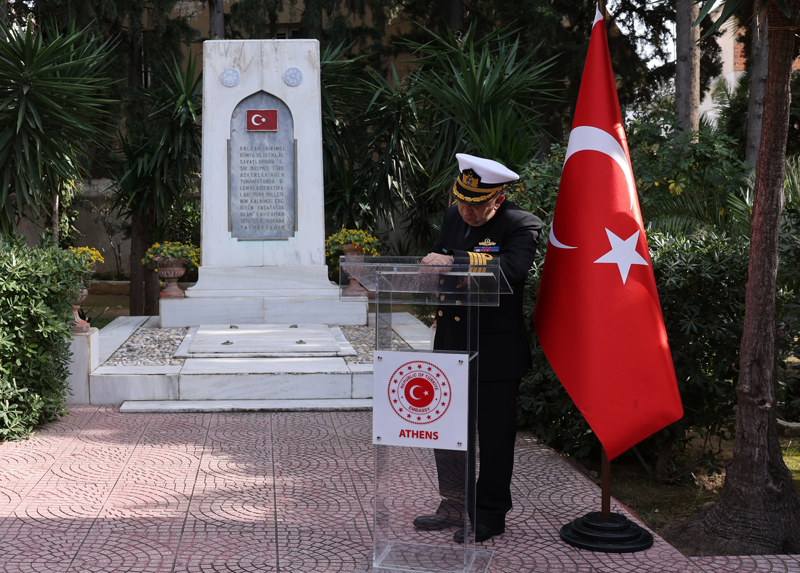 <p>Mezarl�k, Balkan, Birinci D�nya ve �stiklal sava�lar�nda esir olarak Atina'ya g�t�r�len ve burada vefat eden T�rk askerlerinin defnedilmesiyle �ehitlik h�viyetini kazand�.</p>