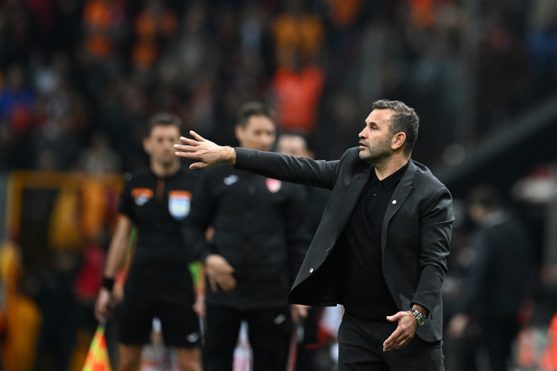 <p><b>'KUPA İLE TAÇLANDIRMAK İSTİYORUZ'</b></p><p>Okan Buruk: 'Bizim yaptığımız takım oyunu... Ben başında olsam bile, hep birlikte performans sergiliyoruz. İnişler ve çıkışlar olabiliyor. Ana amacımız Galatasaray'ın başarısı. Camia olarak başarıyoruz. Ne zaman bunu yakalarsak, bunu sahada ve dışarıda ortaya koyuyoruz. Bu birliktelik bize başarılar getiriyor. Geçen sene şampiyonluk getirdi. Bu sene lig, Türkiye Kupası, Süper Kupa ve Avrupa hedeflerimizden biri. '</p>