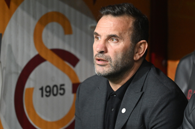 <p>'Oyuncularımla birlikte mücadeleyi ortaya koyuyorum. Stada gelen herkesin bu oyuna ortak olmasın istiyoruz. Futbolun içerisinde farklı hikayeler var. Genel olarak hedefimiz her maçı kazanmak. Bunu Şampiyonlar Ligi'nde gösterdik. Şimdi sırada UEFA Avrupa Ligi ve Süper Lig var. Galatasaray armasını yine kupayla taçlandırmak istiyoruz.'</p>