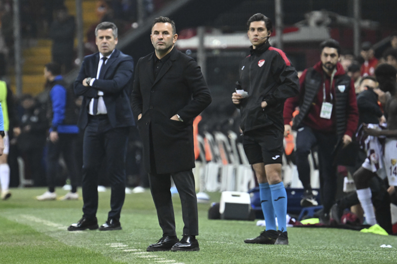 <p>'TEK EKSİK HAKIM ZIYECH'</p><p>'Sparta Prag maçından üç gün sonra Ankaragücü maçı var. Cezalı ve sakatlıklara göre de rotasyon olabiliyor. Geniş kadromuz var, dönen oyuncularımız var. Transferler geldi. Abdülkerim Bardakçı ve Sergio Oliveira takıma döndü. Hakim Ziyech sadece sakat. Onun dışında sıkıntımız yok. Bazen biz oyuncuları değiştireceğiz, bazen doğal olarak değişecek. </p>