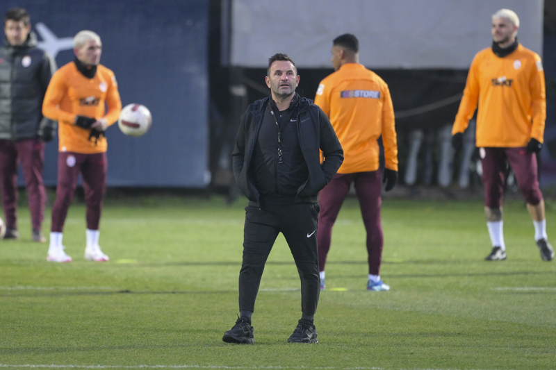 <p><b>'KAZANMAK İSTİYORUZ'</b></p><p>'Kopenhag'ı kimse tanımıyor ama kolay olarak görüyor. Ne kadrosunu biliyorlar, ne oyuncusunu... Oynadıktan sonra görüyorsunuz. Kopenhag maçı 2-2 bittikten sonra çok büyük eleştiri aldık. Avrupa'da özellikle Şampiyonlar Ligi'nde kolay takım yok. Sparta Prag da Kopenhag'a penaltılarda elendi ve Avrupa Ligi'ne kaldı. Güçlü bir takımla oynayacağız. istiyoruz.'</p>