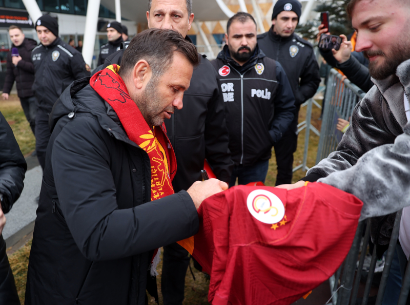 <p><b>'BU İŞİN SORUMLUSU TFF'</b></p><p>(Eryaman Stadyumu) 'Bakım çalışmaları ne kadar oldu bilmiyoruz, gittiğimizde göreceğiz. TFF'nin sorumluluğunda bir şey. Demek ki oynanmaya uygun gördüler. Maça çıktığımızda, siz de gördüğünüzde TFF'nin doğru karar verip, vermediğini göreceğiz. Sorumluluk TFF'nin. Sahayı düşünmeden, kumda da oynasak kazanmak için oynayacağız. Hangi saha, hangi zemin olursa olsun oyuncularımızı ona göre hazırlayacağız. Sahanın düzeltileceğini düşünüyorum. 10 gün süre vardı. Sorumlu TFF, olumsuz bir şey olursa; TFF'nin hatalarından biri olacak.'</p>