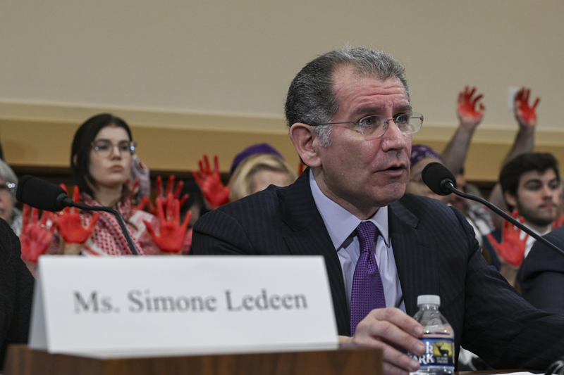 <p>ran destekli Husi gruplarn Orta Dou istikrar, kresel denizcilik ve ABD askerlerine ynelik tehdidinin ele alnd oturumda, gstericiler, boyunlarnda Filistin kefiyeleri, zerlerinde Gazze'de atekes ars yapan tirtler ve kan sembolize eden krmzya boyanm ellerini havaya kaldrarak sessizce protesto eyleminde bulundu.</p>