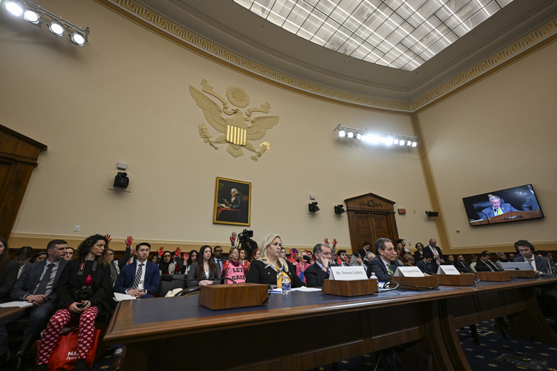 <p>ABD Anayasas'nn bulunduu kutunun zerine krmz toz dken iki eylemci, evrede kendilerine bakan kiilere ynelik yapt konumada, 'Temiz hava ve suyu, sadece beyaz adam deil, dnyadaki herkes hakkediyor. ABD'nin fosil yakt desteklemeyi brakp iklim deiiklii sorununa are bulmas lazm.' eklinde ifadeler kulland.</p>