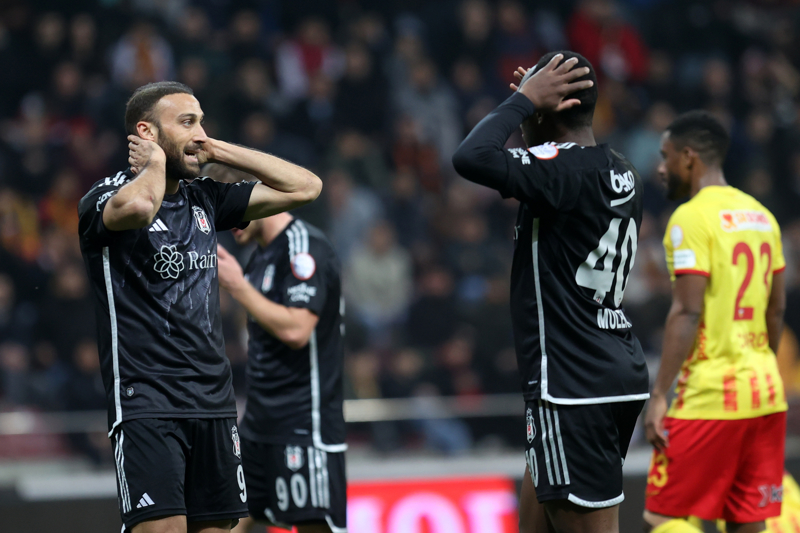 <p><b>HAYAL KIRIKLIĞI YARATTI</b></p><p>Bu sezon beklentilerin bir hayli altında kalan Cenk Tosun, yönetimden büyük bir zam talebinde bulundu. Şu anda 18 milyon TL kazanan 32 yaşındaki futbolcu, 1.5 milyon Euro talep etti.</p>