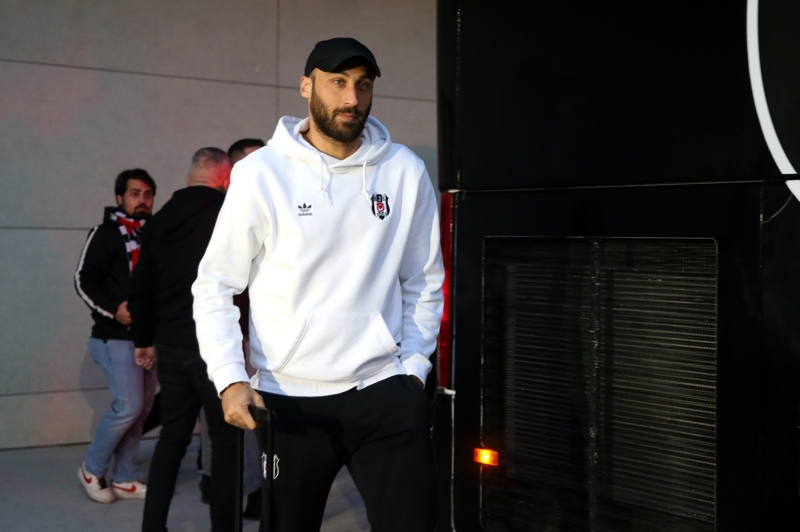 <p><b>ABD'Yİ DÜŞÜNÜYOR</b></p><p>Ayrıca Cenk'in, bu gelişmeler üzerine kendisine ABD'den takım baktığı öğrenildi.</p>