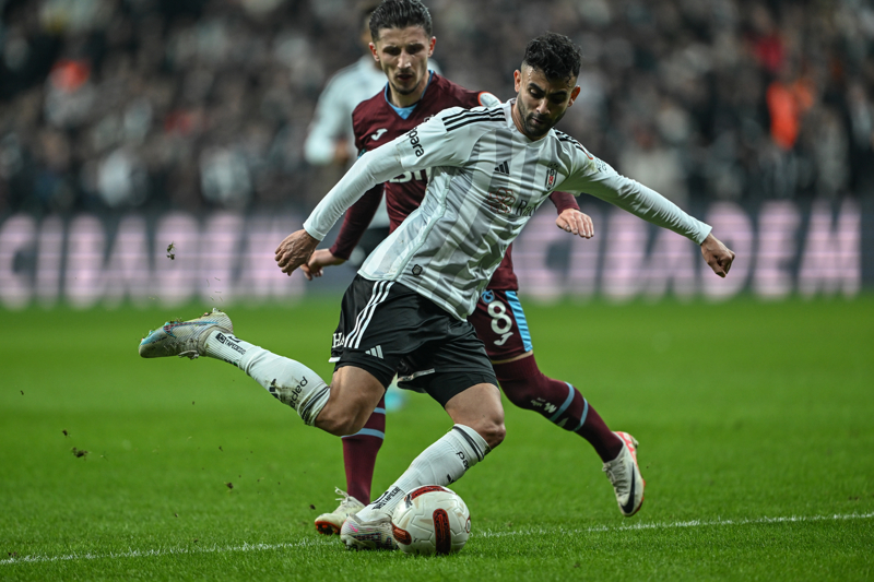 <p><b>GHEZZAL DA GİDİYOR</b></p><p>Diğer yandan Rachid Ghezzal ile de yolların kesin olarak ayrılacağı gelen haberler arasında yer aldı.</p>