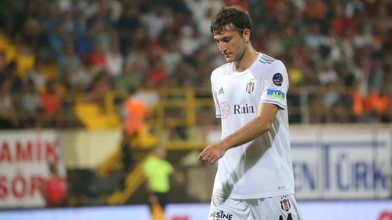 <p><b>TEKLİFLER DEĞERLENDİRİLECEK</b></p><p>2022 Temmuz'da 2 milyon Euro bedel ile İstanbulspor'dan gelen, sonrasında Antalyaspor'a kiralanan Emrecan Uzunhan, Siyah-Beyazlı ekipte bir türlü bekleneni veremedi. Genç futbolcu için yaz döneminde yapılacak teklifler değerlendirilecek.</p>