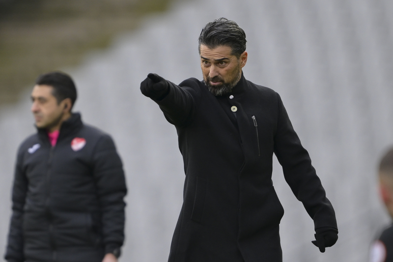 <p><b>F.BAHÇE'Yİ SON İKİ MAÇTA YENDİ</b></p><p>Fenerbahçe'yi konuk ettiği son iki Süper Lig maçını kazanan İlhan Palut'un (Konyaspor'un başında), kariyerinde üst üste üç iç saha galibiyeti aldığı tek rakibi Hatayspor (Mayıs 2022-Ocak 2024).</p>