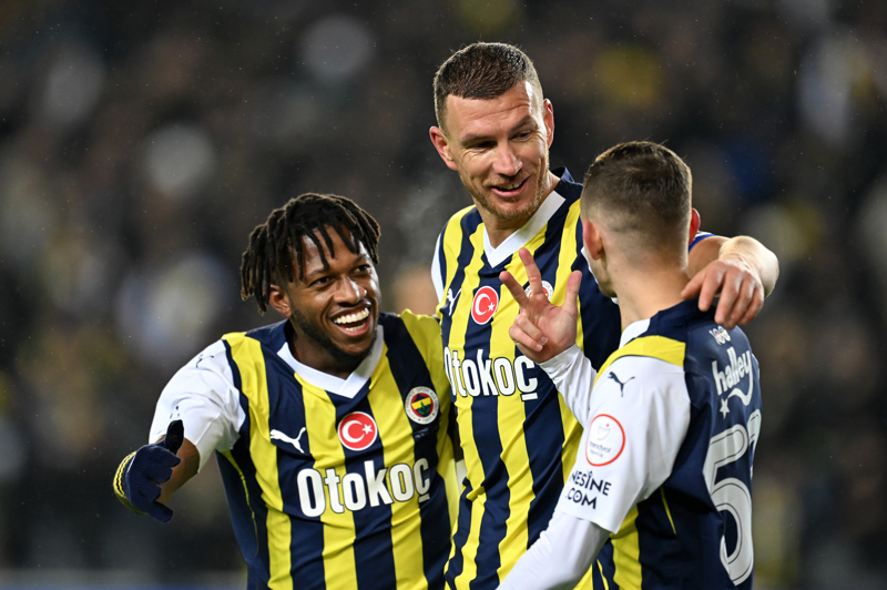 <p><b>EN FAZLA TOP KAZANAN, GOL ATAN</b></p><p>Fenerbahçe bu sezon hem önde en fazla top kazanan (260) hem de bu sayede en fazla gol atan (14) takım konumunda. Şu ana kadar İstanbulspor'un (270) ardından rakiplerine bu şekilde en fazla top kaptıran ekip ise Çaykur Rizespor (226).</p>