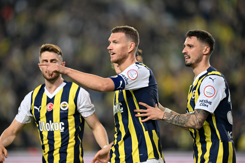 <p><b>GOL ATAMADIĞI 4 MAÇI DA KAYBETTİ</b></p><p>Bu sezon İstanbul takımlarına gol attığı beş Süper Lig maçından da puanla ayrılan Çaykur Rizespor (4G 1B), rakip fileleri havalandıramadığı dört karşılaşamayı da kaybetti.</p>
