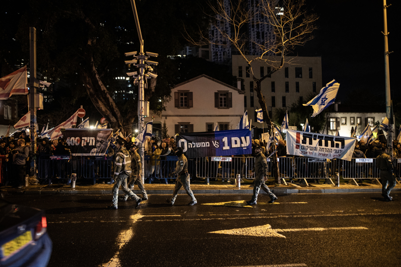 <p>Gösteriye katılan Nilli Elezra, AA muhabirine yaptığı açıklamada, Netanyahu hükümetinin 'çok kötü bir iş çıkardığını' belirterek, artık istifa etmesi gerektiğini söyledi.</p>