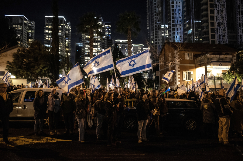 <p>Hükümetin her zaman değiştirebileceğine işaret eden Elezra, Netanyahu'nun savaşa iktidarda kalmak için devam ettiğini, her hamlesini 'hayatta kalmak için yaptığını' kaydetti.</p>