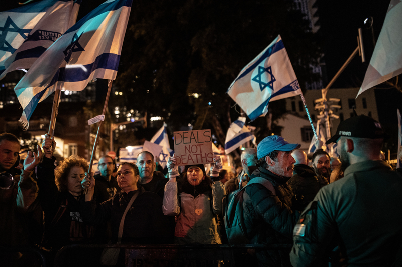 <p>İsrail polisi gösterici grubun bulunduğu bölgeden çıkmasını engellemek için yolu kamyonlarla kapattı.</p>