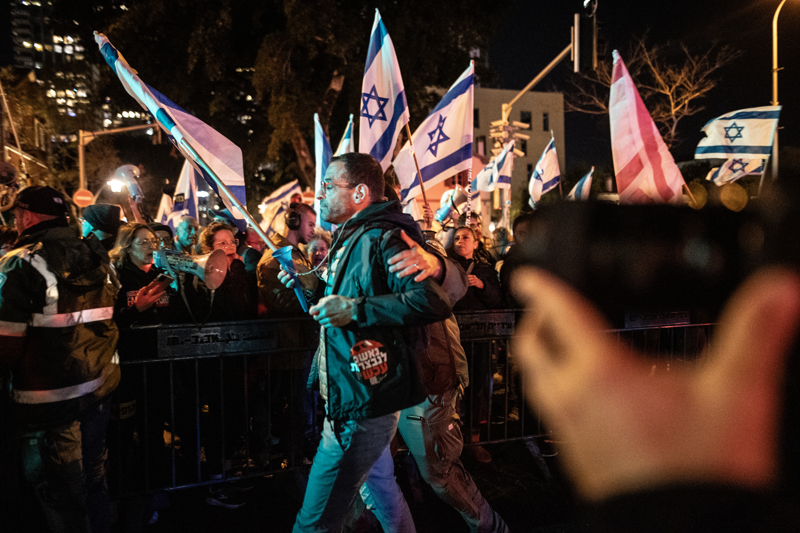 <p>Savaş ortasında yönetim değiştirmenin mümkün olduğuna vurgu yapan Shani, geçmişte gerek dünyada gerekse İsrail'de savaş ortasında hükümetlerin değiştiğini anımsattı.</p>