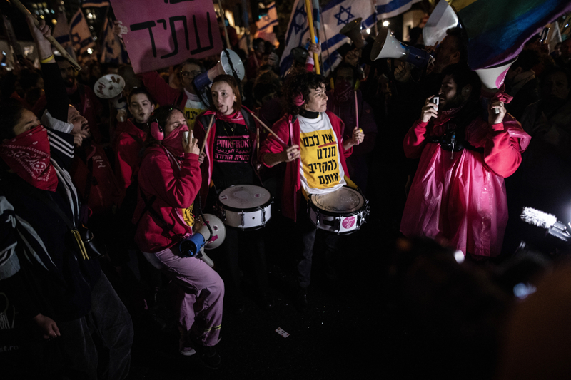 <p>İsrail polisi, yaptığı açıklamada, Tel Aviv'deki gösterinin kanuna aykırı olduğunu ve kamu düzenini bozduğunu ifade etti.</p>