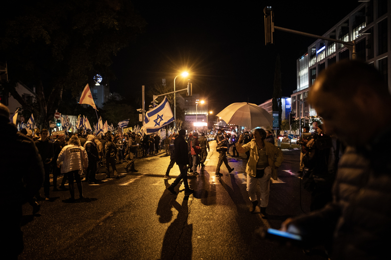 <p>Amos Shani de Netanyahu hükümetinin bir an önce istifa etmesi ve ülkenin seçimlere gitmesi gerektiğini kaydetti.</p>