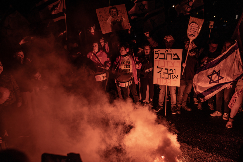 <p>İsrail'in kuzeyindeki Kayseriye'deki Netanyahu'nun şahsi konutu önünde yaklaşık bin kişi toplandı.<br></p>