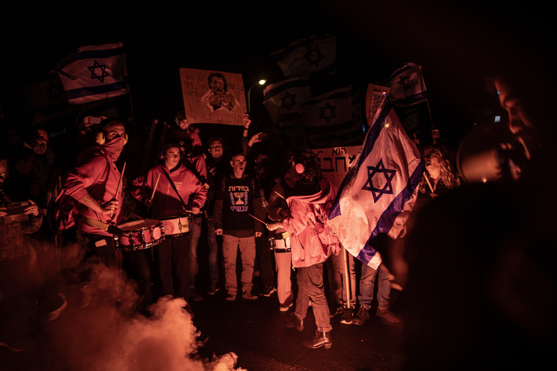 <p>Batı Kudüs'te Cumhurbaşkanı Isaac Herzog'un konutunun önünde yüzlerce gösterici hükümetin istifası talebiyle protesto gösterisi yaptı.</p>