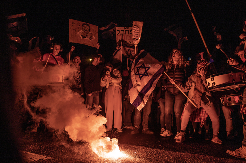 <p>Tel Aviv'in yanı sıra binlerce İsrailli, Batı Kudüs, Birüssebi (Berşeva), Hayfa, Kayseriye'de (Caesarea) da hükümetin istifası ve erken seçim talebiyle gösteriler düzenlendi.</p>