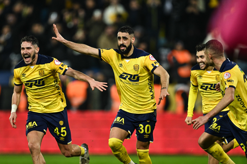 <p><b>13 YIL SONRA B�R �LK OLAB�L�R</b></p><p>�stanbul tak�mlar�n� konuk etti�i son iki S�per Lig ma��n� kazanan Ankarag�c�, �st �ste �� galibiyet ald��� son seriyi Aral�k 2010-Mart 2011 aras�nda s�ras�yla Fenerbah�e, Be�ikta� ve Galatasaray'� ma�lup ederek yakalad�.</p>