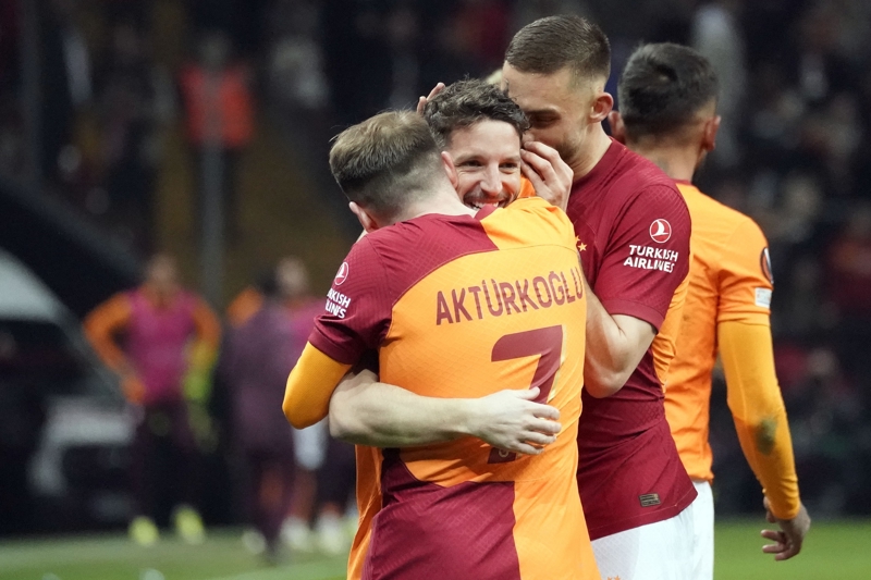 <p><b>�NE GE�EB�LEN 4 TAKIMDAN B�R�</b></p><p>Bu sezon S�per Lig'de Galatasaray'a kar�� 1-0 �ne ge�meyi ba�aran d�rt tak�mdan biri Ankarag�c� (dk. 48, Renaldo Cephas). Geride kalan 25 haftada sadece 108 dakika skor dezavantaj� ya�ayan sar�-k�rm�z�l� ekip, Ankarag�c�'n� konuk etti�i ma�ta rakibinin gol�ne 8 dakika sonra cevap verdi (dk. 56, Wilfried Zaha).</p>