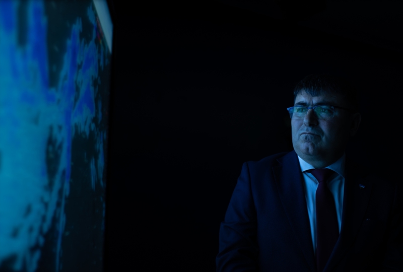 <p>Ya�an, �l��m i�lemlerinin, hava tahmini s�recinin ba�lang�c� oldu�unu dile getirerek, 'Daha sonra yer ve y�ksek atmosfer g�zlemlerine meteorolojik uydu ve radar g�zlemleri de dahil ediliyor. Hatta ikincil planda gemilerde yap�lan meteorolojik g�zlemler ile u�aklarda yap�lan meteorolojik g�zlemler de ekleniyor.' diye konu�tu.</p>