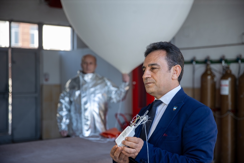 <p>Radyosonde hasad� yap�l�rken ilk a�amay�, cihaz� atmosfere ula�t�rmas� i�in balonun �i�irilmesi olu�turuyor. Yan�c� gaz kullan�ld��� i�in tedbir ama�l� �zel kost�mlerle �i�irilen balona, radyosonde cihaz� ba�lanarak, atmosfere g�nderiliyor. Radyosonde cihaz�, balonun yard�m�yla serbest atmosferde yukar� ��karken meteorolojik bilgileri de e� zamanl� olarak �l�erek ve istasyona g�nderiyor.</p>