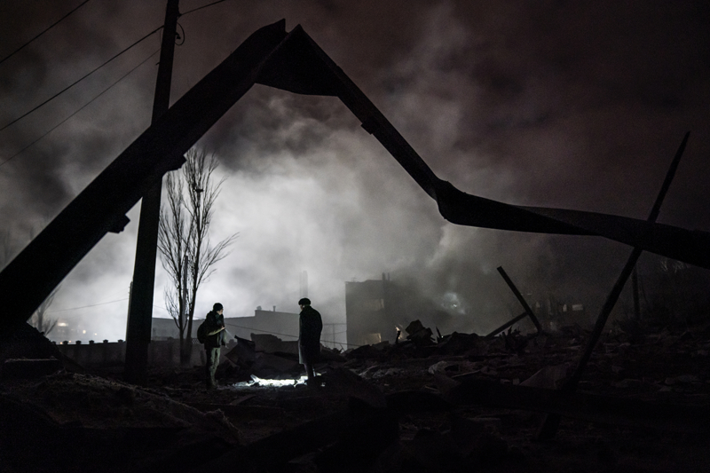 <p>Donetsk B�lgesel Askeri �daresi Ba�kan� Vadym Filashkin ak�am saat 8 sular�nda iki patlama meydana geldi�ini ve �ehirdeki binalar�n hasar g�rd���n� belirtti. Sald�r� sonras� itfaiye ekipleri olay yerini inceledi.</p>