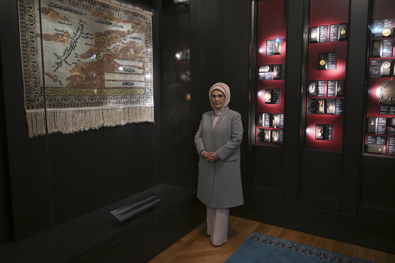 <p>Emine Erdoan, daha sonra Bakan Yldz, Cumhurbakanl Milli Saraylar Bakanl alanlar ve dier ilgililerle hatra fotoraf ektirdi. <span >Mze ziyaretinde Emine Erdoan'a Ankara Valisi Vasip ahin de elik etti.</span></p>