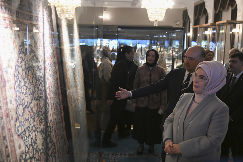 <p>Mze haline getirilen Ankara Palas binasnda, Milli Saraylar Koleksiyonlarnda bulunan 16. yzyldan 20. yzyla kadar nadide paralarn yan sra Cumhuriyet deerlerini yanstan ve Atatrk dneminde kullanlan eserler de yer alyor.</p>