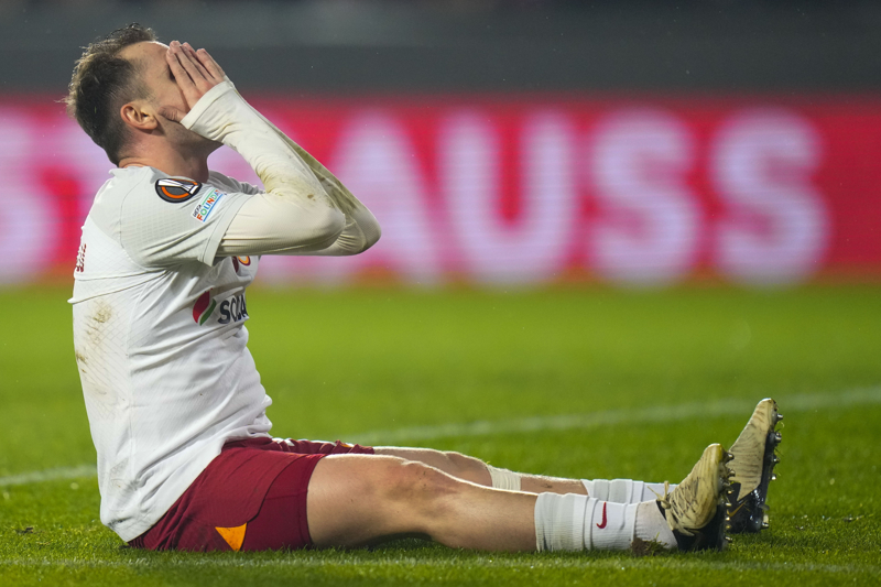<p>�zellikle Sparta Prag'a 4-1 kaybedilen r�van� ma��n�n ilk yar�s�nda bir�ok net pozisyona giren Galatasaray, ma�� ve turu koparacak gol� bir t�rl� bulamad�. Ka�an gollerin ard�ndan ikinci yar�da da��lan sar�-k�rm�z�l� ekip, Avrupa'ya ac� bir �ekilde veda etti.</p>