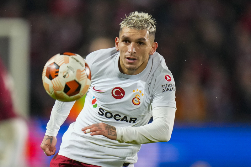 <p><b>SON VURU�LARDAK� �ANSSIZLIK</b></p><p>�ampiyonlar Ligi gruplar�nda oynad��� ma�larda gidi�at� de�i�tirecek gol pozisyonlar�ndan yararlanamayan ve puanlar b�rakan Galatasaray, bu durumun faturas�n� grubu ���nc� s�rada tamamlayarak �dedi. Avrupa maceras�na UEFA Avrupa Ligi'nde devam eden sar�-k�rm�z�l� ekip, bu �anss�zl��� burada da k�ramad�. </p>