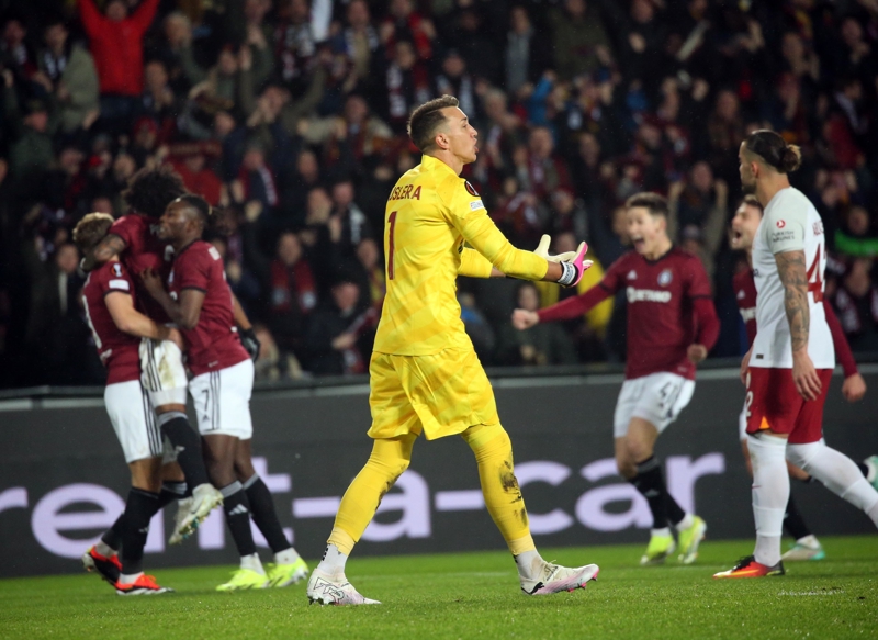 <p>Yetenek kalibresi �ok y�ksek olan ancak bir araya geldiklerinde uyumlu bir yap� ortaya koyamayan Wilfried Zaha, Tete, Ziyech, Ndombele gibi isimler, Avrupa'daki hayal k�r�kl���n�n tak�m i�indeki ba�l�ca mimarlar� oldular.</p>