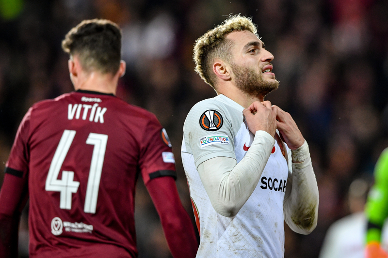 <p>Daha ofansif oynamay� tercih eden Bayern M�nih ve Mancester United'a kar�� sonu�lardan ba��ms�z daha g��l� bir oyun sergileyen Galatasaray; Molde, Kopenhag, Sparta Prag gibi tak�mlar kar��s�nda oyunu bir t�rl� kontrol�ne alamad�. Ligde de benzer yap�daki tak�mlara kar�� m�cadele eden Galatasaray oyuncu kalitesi ile S�per Lig'de fark yarat�rken, Avrupa'da bu isimlerin performans� yeterli olmad�.</p>