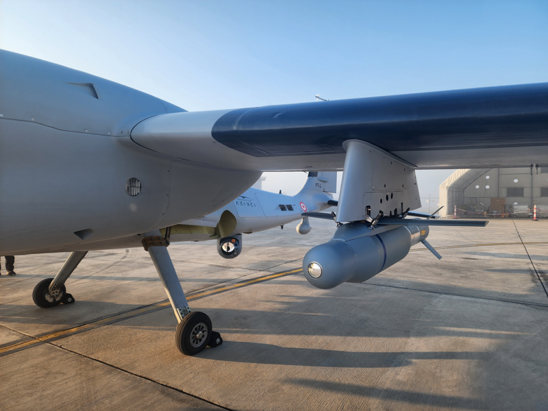 <p>22 ubat'ta icra edilen test kapsamnda Bayraktar AKINCI, Aselsan tarafndan milli olarak gelitirilen ASELFLIR-500 Elektro-Optik Keif, Gzetleme ve Hedefleme Sistemi'ni kullanarak deniz stnde seyreden Albatros DA'y baaryla imha etti. <span >AKINCI THA, 40 bin uu saatini baaryla tamamlayarak Trk havaclk tarihinde nemli bir kilometre tan daha geride brakt.</span></p>