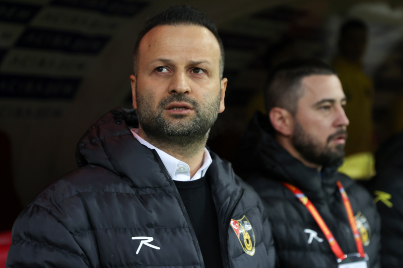 <p><b>1. YABANCI HOCALARA 5 MA�TA 1 YEN�LG�</b></p><p>Yabanc� meslekta�lar�na rakip oldu�u be� S�per Lig ma��n�n sadece birini kaybeden Osman Zeki Korkmaz (2G 2B), tek yenilgisini bu sezon Marius Sumudica'n�n �al��t�rd��� Gaziantep FK'ya 3-1 ma�lup olarak ald�.</p>