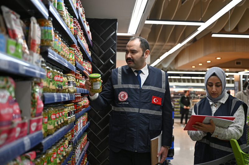 <p>Bu kapsamda Bakanl�k ekiplerince Ankara, �stanbul, Adana, Mersin, Bursa, Antalya, Konya, �zmir, Kocaeli ve Kayseri'deki marketlerde e� zamanl� fahi� fiyat ve etiket denetimi yap�ld�.</p>